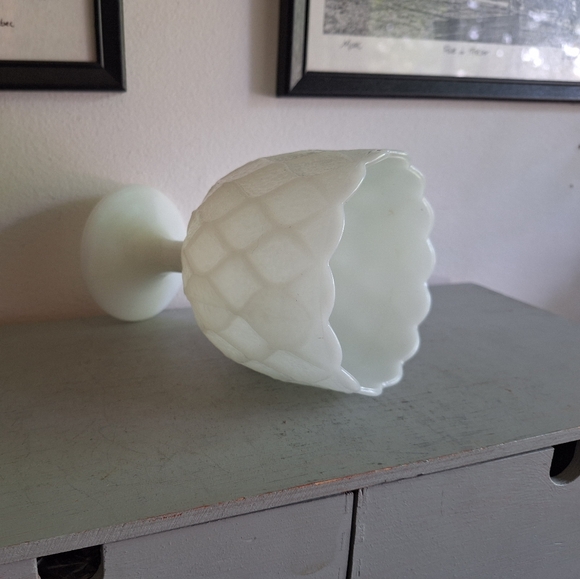 Harlequin Pattern flowerpot in vintage milk glass - Picture 8 of 9